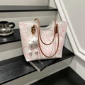 Grote witte tote bag met kattengraffiti, bruine riemen en wolk hanger op een trap - Met Hanger / Roze