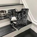 Zwarte graffiti shopper met schouderbanden en een pluche wolk hanger op een trap - Met Hanger / Zwart