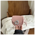 Detailansicht der rosa Ledertasche mit Litschi-Maserung und silbernem Herzverschluss - Rosa