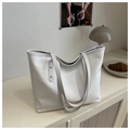 Detail van witte tote bag met krokodillenpatroon stiksel en gouden stud details - Wit