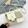 Bolso bandolera de moda en beige y verde claro con textura de mármol y colgante - Verde