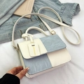 Bolso bandolera en contraste de cuero texturizado azul claro y blanco con asa superior - Azul