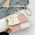 Bolso de mano cuadrado en rosa y blanco con textura plisada y correa ajustable - Rosa