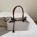 Grand sac cabas beige tissé avec poignées en cuir marron et boucle dorée élégante - Marron
