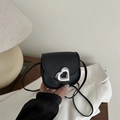 Mini borsa a tracolla in pelle nera con fibbia a cuore in metallo argento - Nero