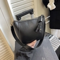 Sac à bandoulière rétro noir mat avec gaufrage fashion et large sangle tendance - Noir