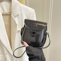 Schwarze Retro-Satteltasche für Damen aus glänzendem Leder mit modischem Logo-Detail - Ohne Anhänger / Schwarz