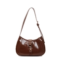 Bolso de media luna marrón oscuro brillante con correa ajustable y detalle de hebilla - Marrón
