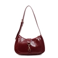 Bolso de hombro minimalista en cuero brillante rojo oscuro con elegantes herrajes dorados - Burdeos