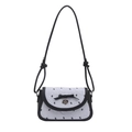 Bolso bandolera de estilo francés en blanco y negro con lazo y colgante de corazón - Azul