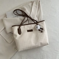 Borsa tote beige pied-de-poule con finiture in pelle marrone e ciondolo in peluche - Con Ciondolo / caffè