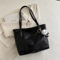 Grande borsa tote nera con motivo pied de poule e ciondolo a forma di mostro di peluche - Con Ciondolo / Nero