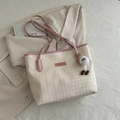 Borsa tote beige con motivo pied de poule, manici rosa e ciondolo di peluche - Con Ciondolo / Rosa