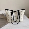 Elegante borsa tote trapuntata beige con fiocchi neri per lo stile quotidiano - Bianco