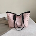 Borsa tote rosa a pieghe con stampe di fiocchi neri e tracolle lunghe da donna - Rosa