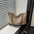 Bolso tote acolchado caqui con base de cuero negro y correa de cadena metálica - Caqui