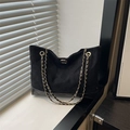 Bolso tote negro acolchado con cadena dorada y cierre de doble anilla con luz natural - Negro