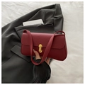 Détail du cuir grainé bordeaux foncé et de la boucle en métal doré haut de gamme - Rouge