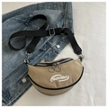 Detail van kaki halfronde crossbodytas met wit borduursel en zilveren ringrits - Donker kaki