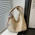 Minimalistische beige große Canvas-Einkaufstasche mit Plüsch-Anhänger und breitem Gurt - Mit Anhänger / Khaki
