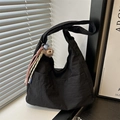 Große schwarze Hobo-Tasche für Damen aus Canvas mit Plüsch-Anhänger und Kordel-Dekor - Mit Anhänger / Schwarz