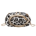 Trendige Schultertasche mit Leopardenmuster, goldener Metallverzierung und Kette - Weiß