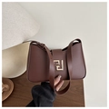Primer plano de bolso sobaquero de cuero marrón con hebilla geométrica de metal dorado - Marrón