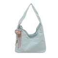 Borsa tote in nylon azzurro da donna con un simpatico orsetto di peluche marrone - Con Ornamento / Blu
