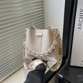 Elegante cremeweiße Beuteltasche aus Leder mit Acrylkette und breitem Umhängeriemen - Weiß
