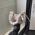 Weiße Cord-Schultertasche mit schwarzen Schleifenprints und gerafftem Griff - Weiß