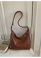 Detalle de un bolso hobo de piel sintética marrón con costura vertical y correa - Marrón