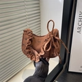 Braune Cord-Hobo-Tasche mit schwarzen Schleifen-Prints und Rüschenbesatz bei Naturlicht - Braun