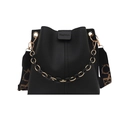 Borsa a secchiello in pelle litchi nera con catena d'oro e tracolla ampia fantasia - Nero