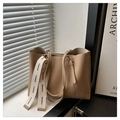 Detail der minimalistischen beige Ledershopper mit gewebtem Modedruckband und Doppelgriffen - Khaki