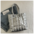 Detalle del bolso tote acolchado plateado con asas anudadas y bolsillo exterior - Plateado