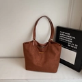 Braune Shopper-Tasche aus Wildlederimitat mit goldenem Metalldetail für Damen im Büro - Braun