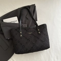 Elegante borsa tote nera plissettata con ricami argento e borchie dorate - Nero