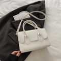Bolso chic de cuero blanco con solapa geométrica y herrajes dorados sobre tela gris - Blanco