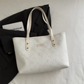 Borsa tote bianca con trama geometrica, borchie dorate e tracolla dallo stile moderno - Bianco