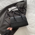 Bolso de mano negro rectangular con solapas decorativas y detalles en dorado fino - Negro