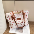 Borsa tote in tela bianca con stampa di ciliegie e manici in pelle marrone in interni - Bianco