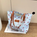 Modische Tragetasche mit Kirschprint, blauem Canvas und braunen Ledergriffen - Blau