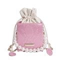 Bolso tipo cubo rosa con estampado de serpiente, asa de perlas y correa de cadena dorada - Rosa