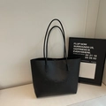 Grand sac cabas noir minimaliste avec lettrage embossé sur surface marbrée - Noir