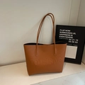 Grand sac cabas en cuir marron avec inscription embossée sur surface en marbre - Marron