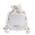 Bolso caja plateado con efecto serpiente, asa de perlas y cadena dorada fina - Blanco