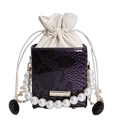 Elegante bolso de mano morado con diseño de serpiente, asa de perlas y cadena dorada - Morado