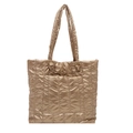 Bolso tote acolchado minimalista marrón dorado con acabado metálico y correas largas - Dorado