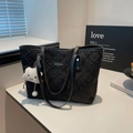 Grand sac cabas noir matelassé avec finition brillante et breloque nuage en peluche - Avec Ornement / Noir