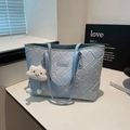 Sac fourre-tout bleu clair matelassé avec broderie florale et breloque nuage blanc - Avec Ornement / Bleu